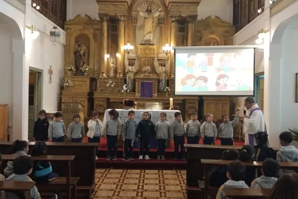 Liturgia de Kínder invita a vivir la Cuaresma con amor y solidaridad