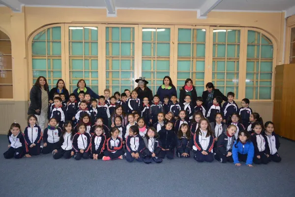 Visita de la Bruja Maruja a los  niños de Pre básica