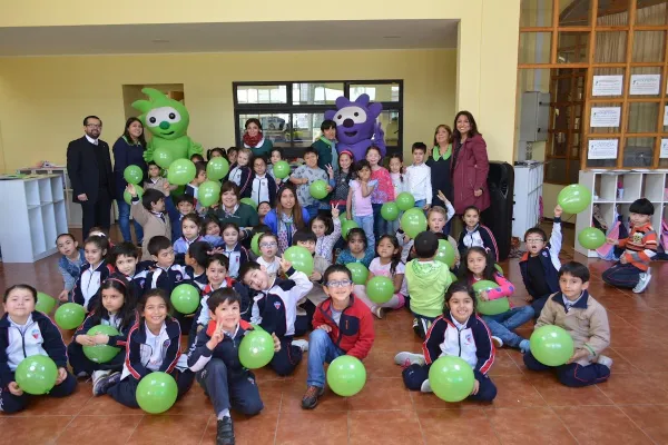 Visita de Lila y Pinto a los estudiantes de Prebásica.