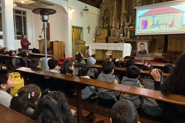 Estudiantes de Prekínder A Y B viven liturgia en torno a la solidaridad y San Alberto Hurtado 